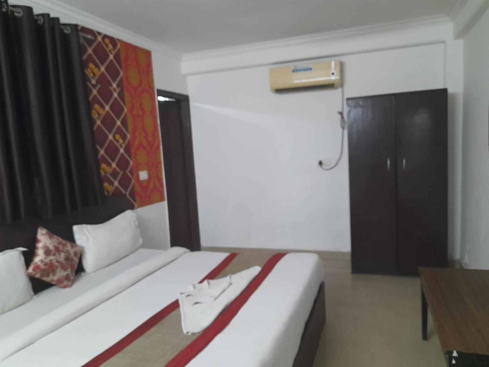 Hotel Airport Aditya Inn Нью-Дели Экстерьер фото